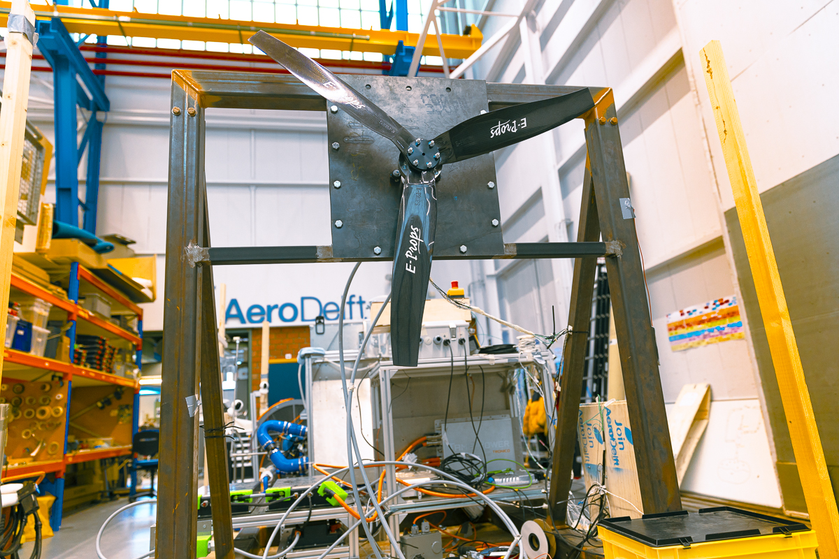 Photo: AeroDelft test rig with an electrically driven propeller where the electric motor is powered from a hydrogen stack. This test rig works (still) with gaseous hydrogen.
