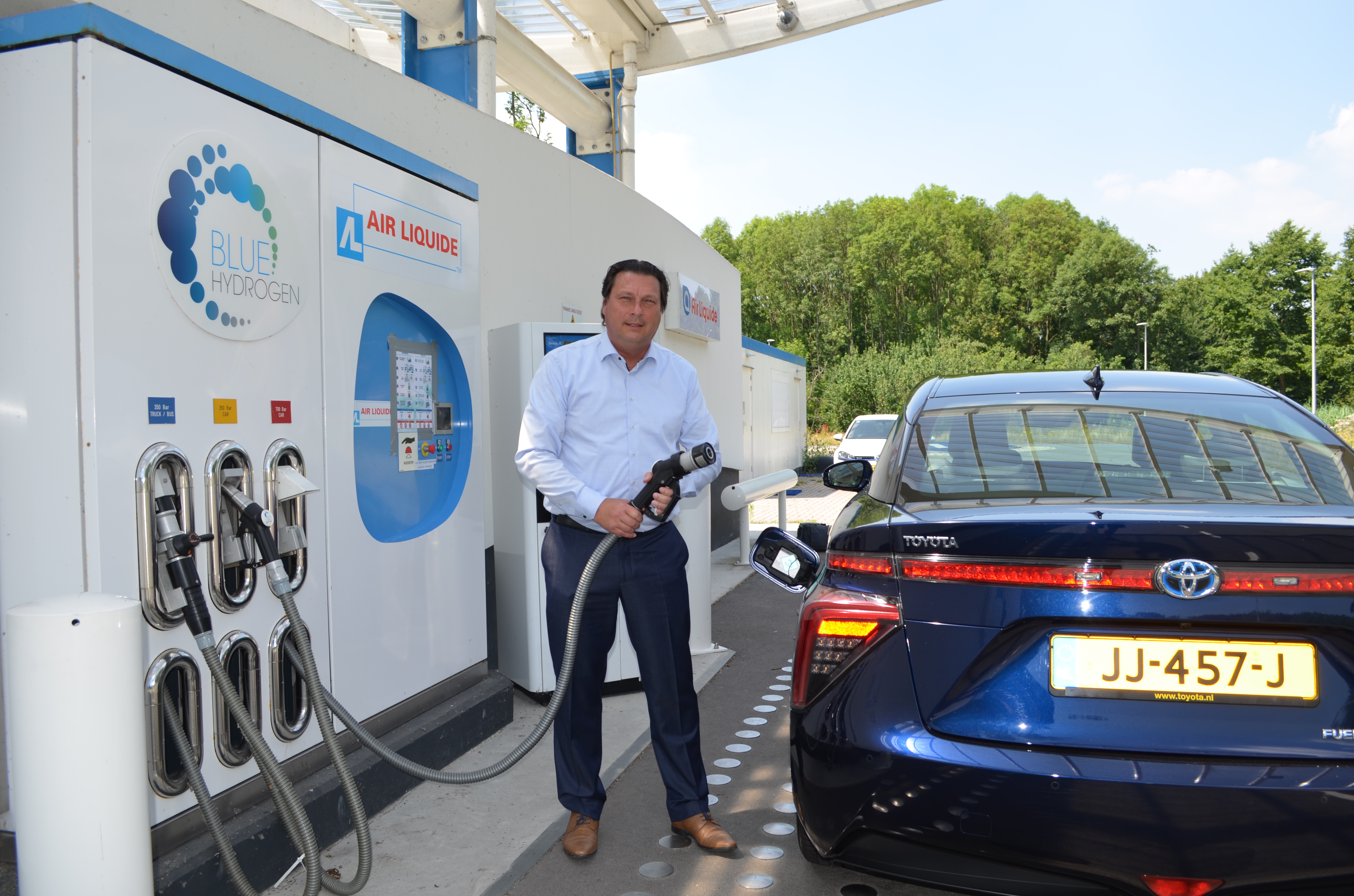 The hydrogen fueling station in Rhoon, with refill guns, hoses and break away couplings from Teesing.