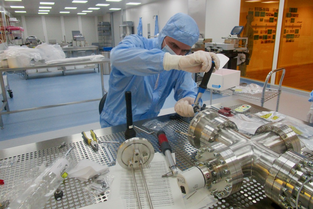 Assembly in the part of our cleanroom with the highest cleanliness.